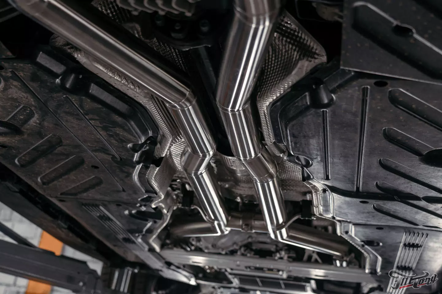 Выкинули BURMESTER 3D из нового Mercedes GLE 63S и установили новую акустическую систему. Выполнили комплексную шумоизоляцию, построили выхлопную систему, установили обвес Larte, оклеили полиуретаном